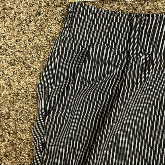 Torrid Black & Gray Striped Flowy Cuffed Pants Sz 1 (1X) - Picture 8 of 9